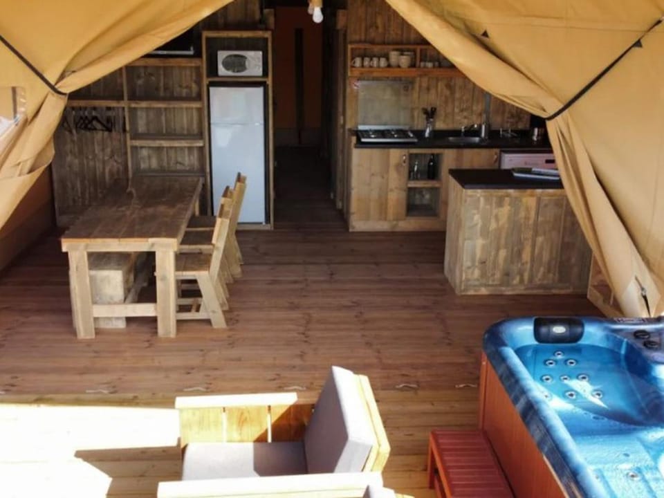 Tente Lodge avec Terrasse et Jacuzzi, 6 Personnes - API-1-52-1705 Campground/ 
RV Resort in Cogolin