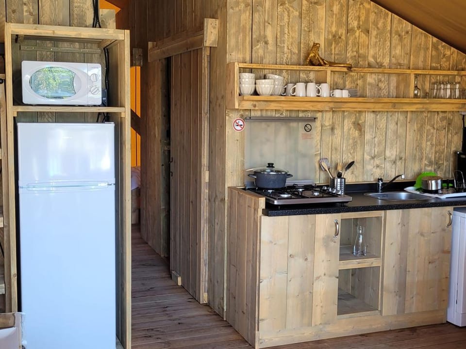 Tente Lodge avec Terrasse et Jacuzzi, 6 Personnes - API-1-52-1705 Campground/ 
RV Resort in Cogolin