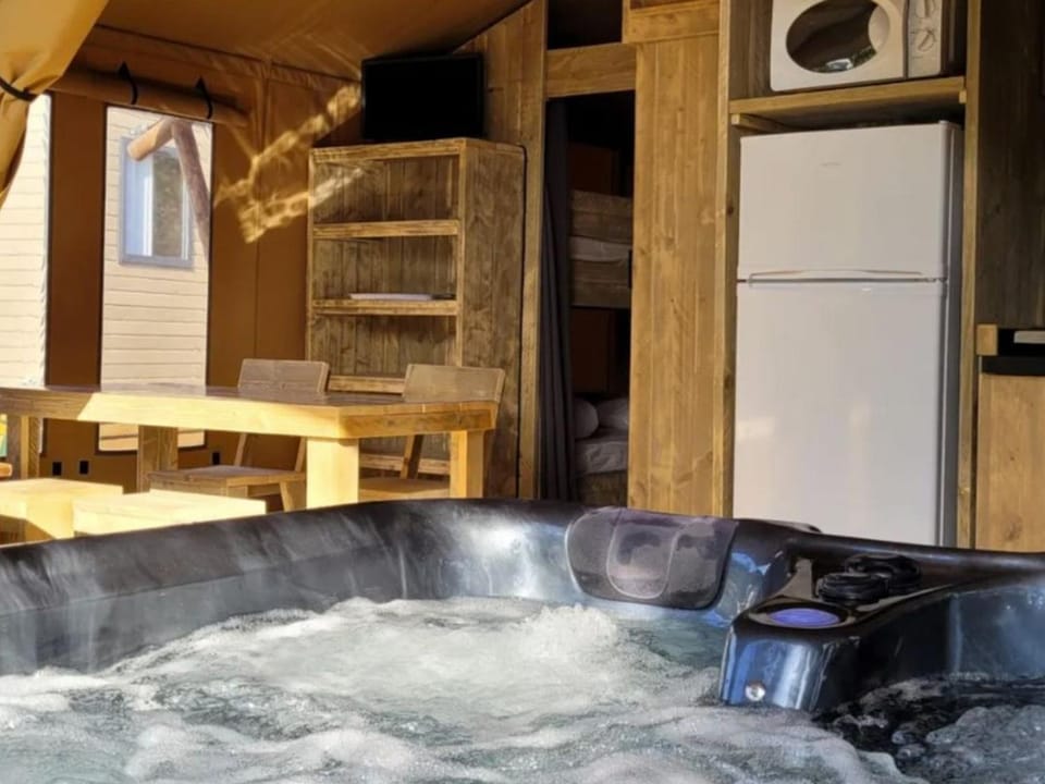 Tente Lodge avec Terrasse & Jacuzzi Privé - Grimaud - API-1-52-1718 Campground/ 
RV Resort in Cogolin