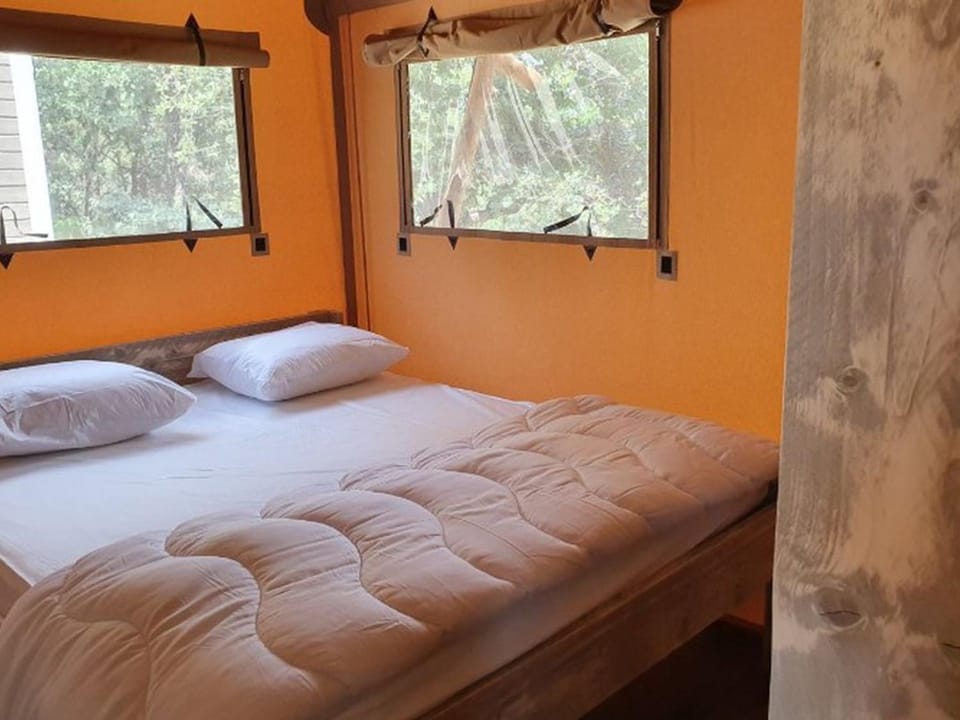 Tente Lodge avec Terrasse & Jacuzzi Privé - Grimaud - API-1-52-1718 Campground/ 
RV Resort in Cogolin