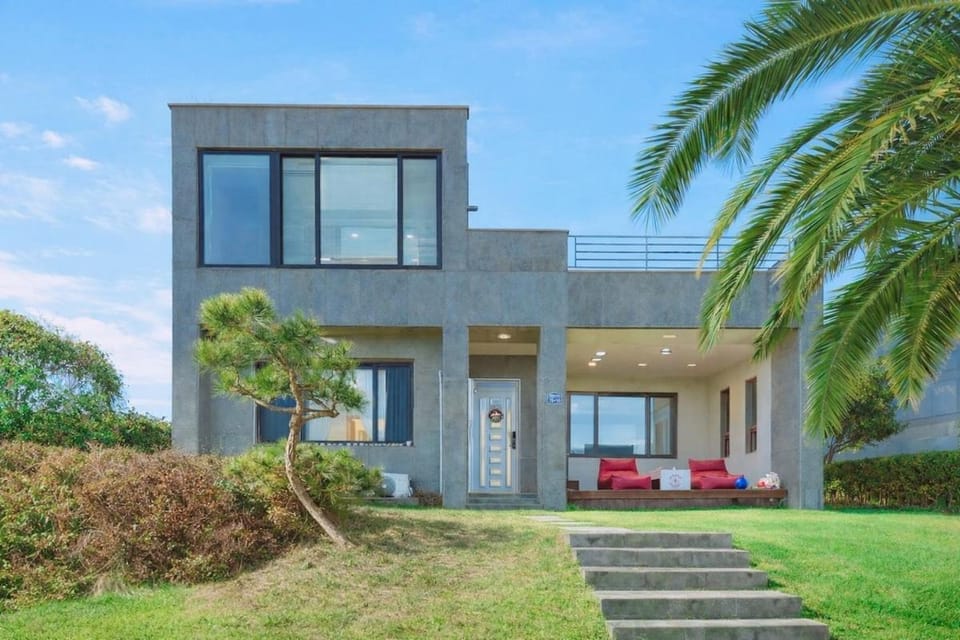 동홍별장 Fantastic Tangerine Orchard, Hallasan View, Private Villa for One Team Only, Large BBQ, Toddler Hot Spring Pool, Large Family, Top Rated Location House in South Korea