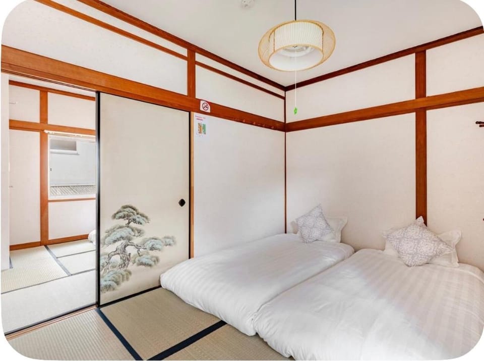 4 min to Namba by subway, 5 min walk to station, Japanese style, 2 toilets,2 tatami bedroom,2-5 people House in Osaka