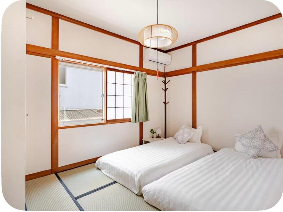 4 min to Namba by subway, 5 min walk to station, Japanese style, 2 toilets,2 tatami bedroom,2-5 people House in Osaka