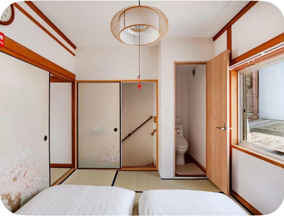 4 min to Namba by subway, 5 min walk to station, Japanese style, 2 toilets,2 tatami bedroom,2-5 people House in Osaka