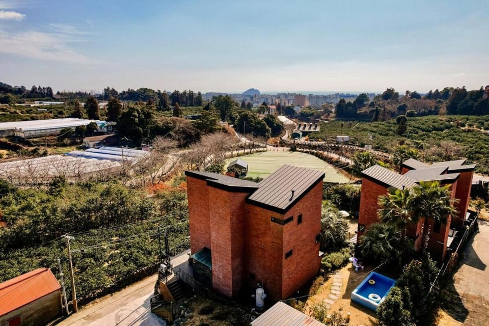 투워즈 Seogwipo central three story private villa, tangerine field cherry blossom and canola flower festival road in front of the house, large family accommodation, five minutes to Olle Market, near Jungmun Tourist Complex House in South Korea
