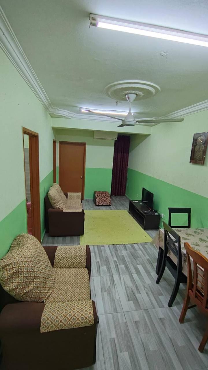 Bed, TV and multimedia, Living room, Photo of the whole room, Seating area, Bedroom