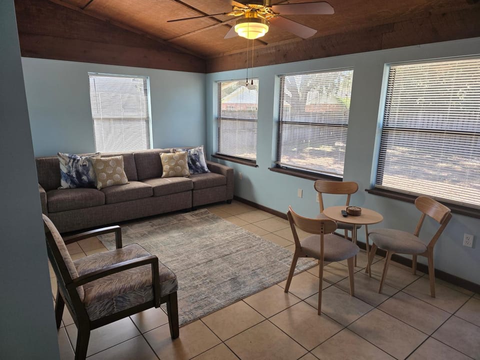 Charming Mulberry Home Sunroom BackYard Near Orlando House in Polk County