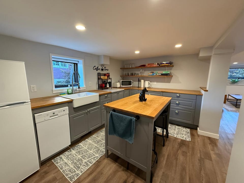 Game Room, Coffee/tea facilities, dishwasher, microwave, toaster