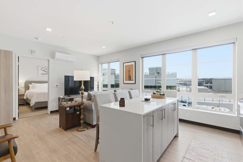 TV and multimedia, Kitchen or kitchenette, Living room, Seating area, Dining area