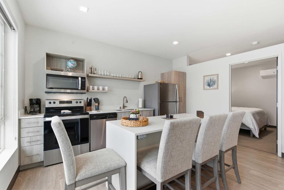 Coffee/tea facilities, Kitchen or kitchenette, Dining area, dishwasher, microwave, oven, stove, toaster