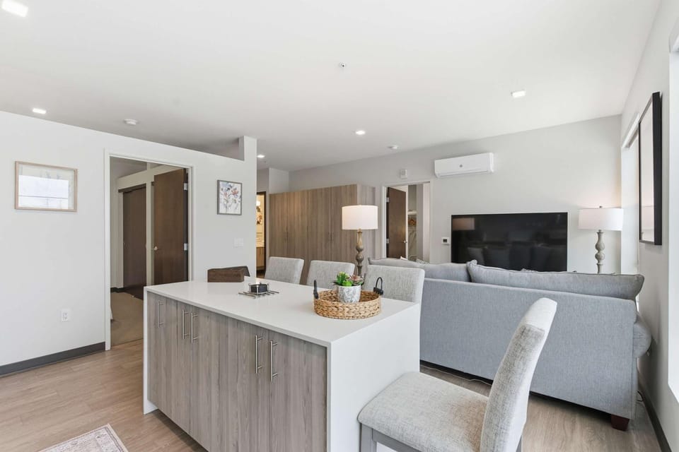 TV and multimedia, Seating area, Dining area