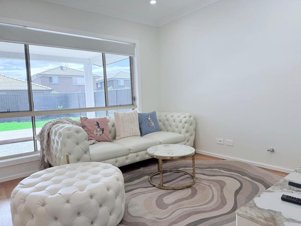 Relaxing 5BR House, 3 Bathrooms, Garden and BBQ House in Sydney