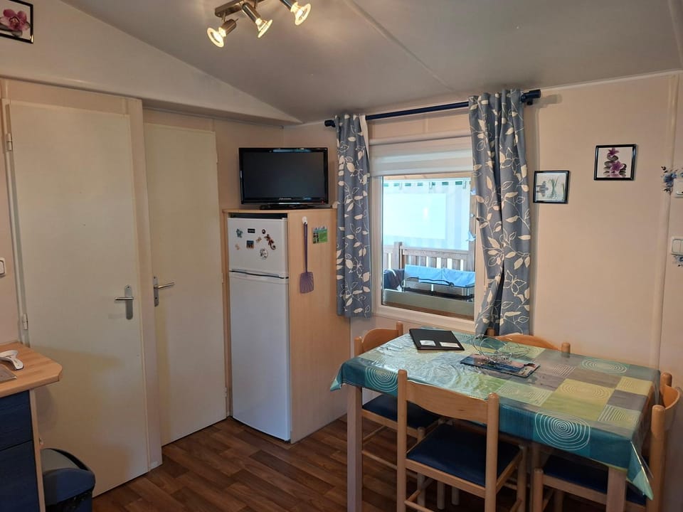 Mobil home Camping Proche ROYAN a 300m de la plage Campground/ 
RV Resort in Nouvelle-Aquitaine