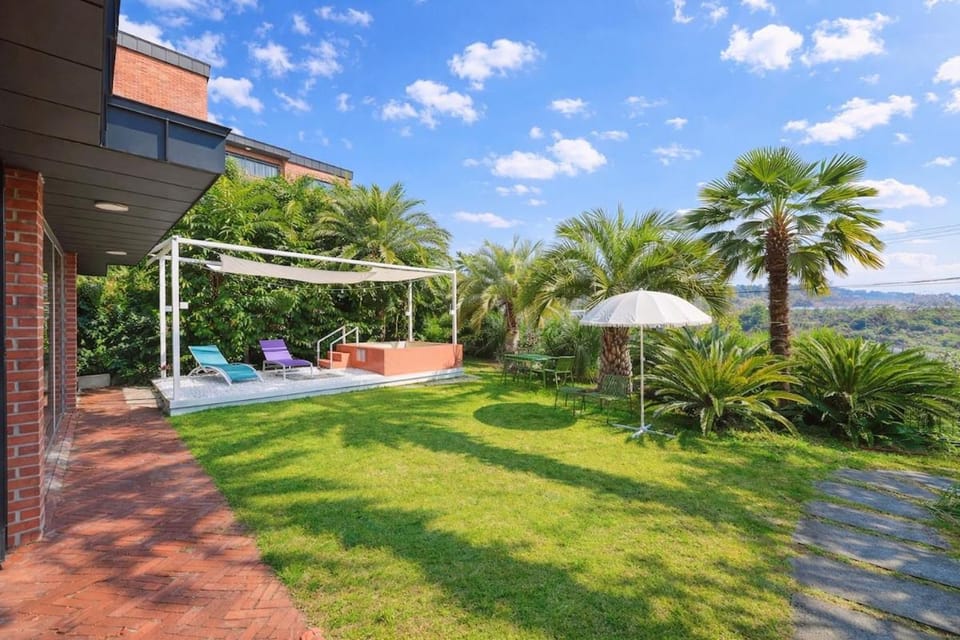스무스브릭 Panoramic tangerine field view private villa, year round heated kids pool, BBQ, center of Seogwipo, Maeil Olle Market 5 minutes, near Jungmun Tourist Complex House in South Korea