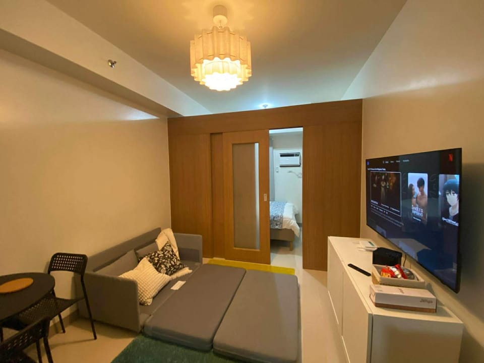 Communal lounge/ TV room, TV and multimedia, Living room, Seating area, Evening entertainment, Bedroom, hair dresser