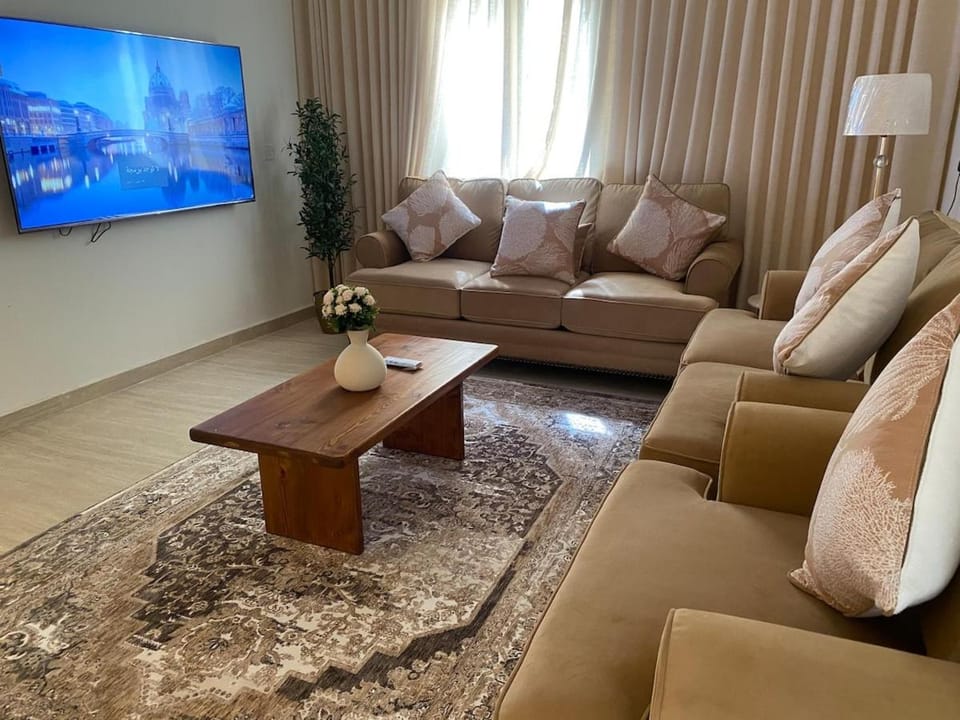 شقه بثلاث غرف نوم وصاله ومطبخ و3 دوراة مياه Apartment in Riyadh