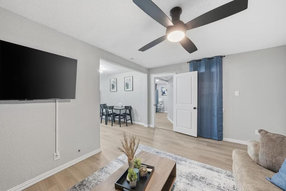 TV and multimedia, Living room, Seating area, Dining area