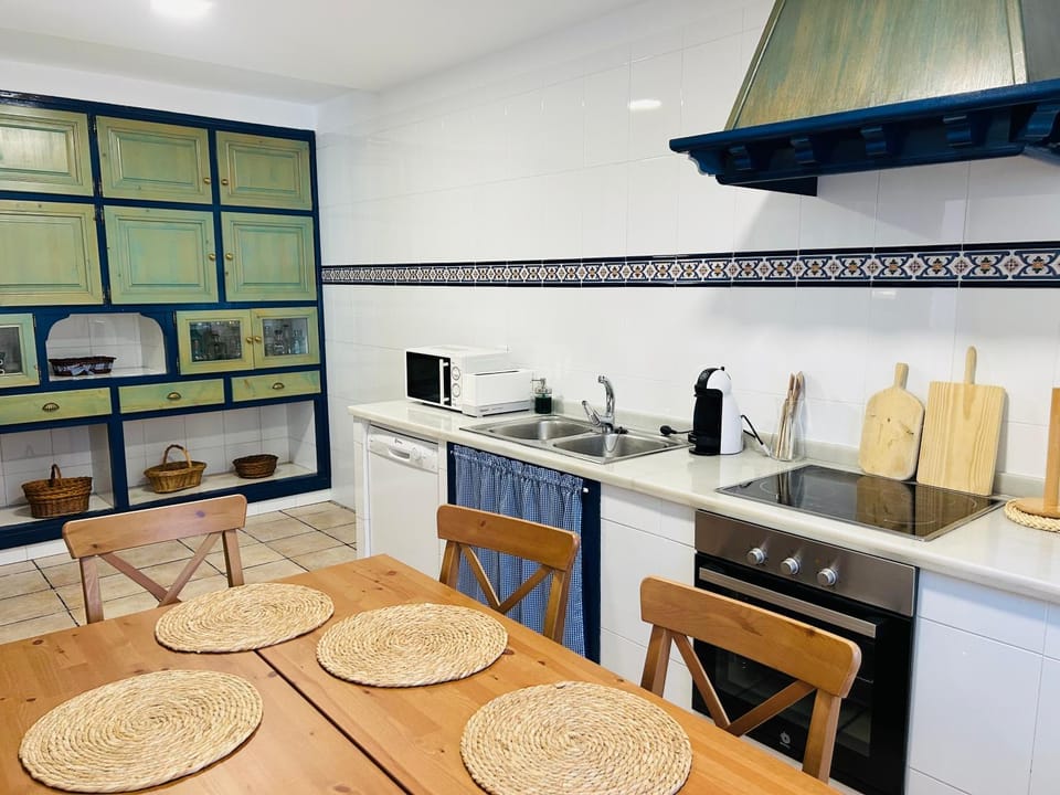 Coffee/tea facilities, Kitchen or kitchenette, Dining area, stove, toaster