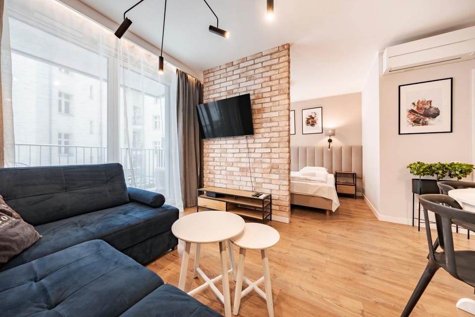 Bed, TV and multimedia, Seating area, air conditioner