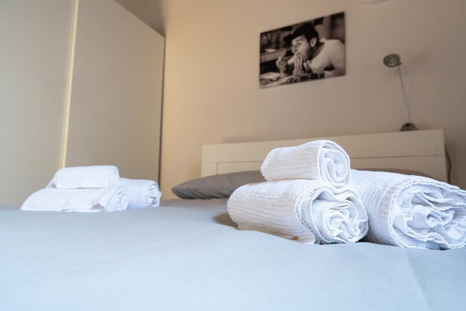 Bed, towels