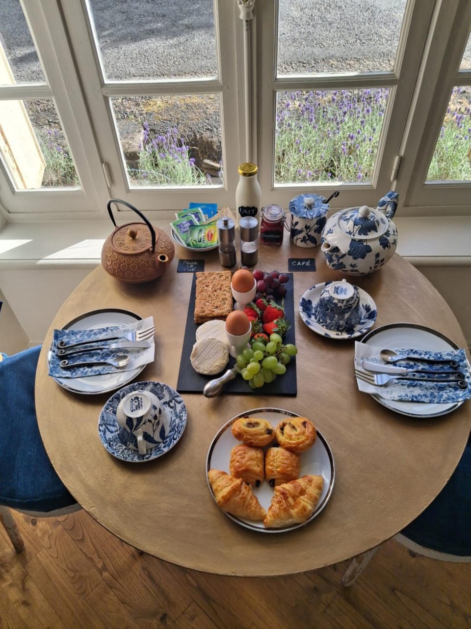 Food and drinks, Dining area, Breakfast, Continental breakfast