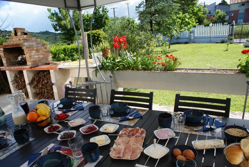 Patio, Garden, Food and drinks, Garden view, Breakfast, Continental breakfast