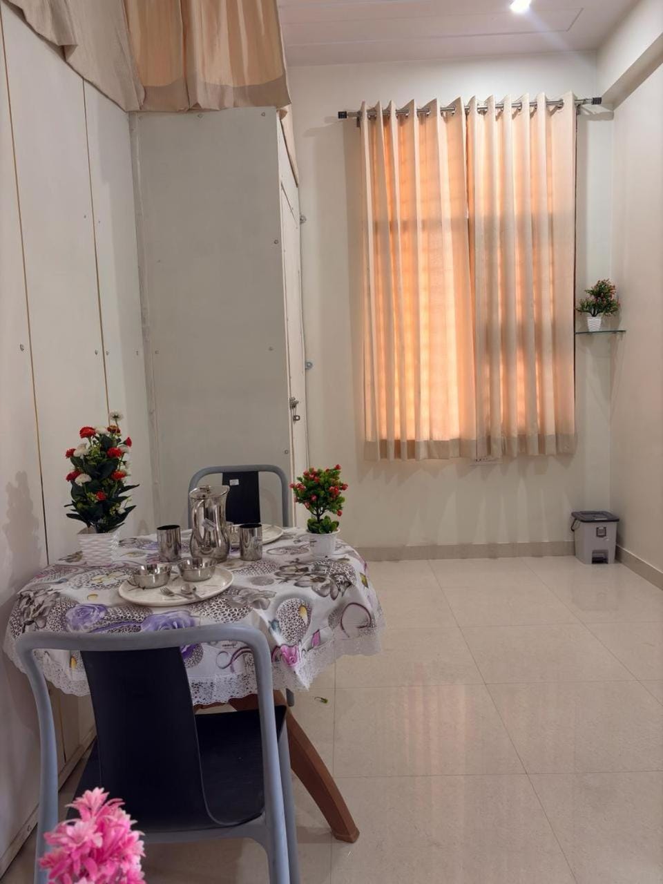 Seating area, Dining area