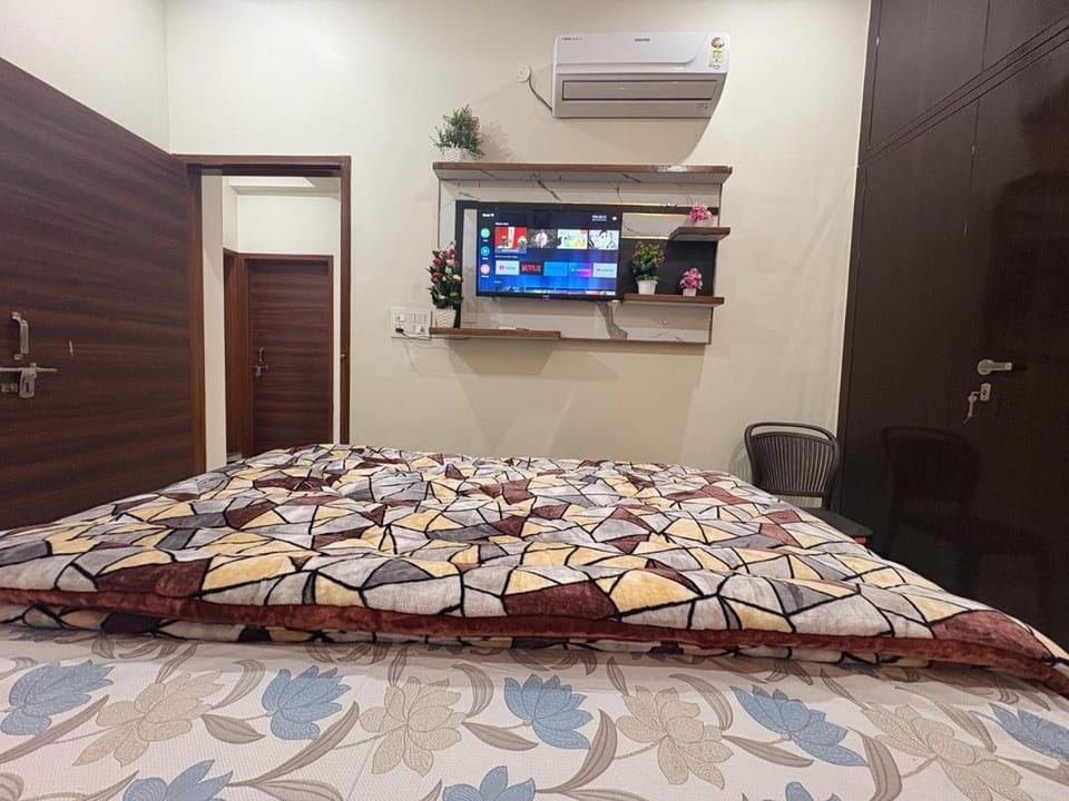 TV and multimedia, Photo of the whole room, Bedroom, air conditioner