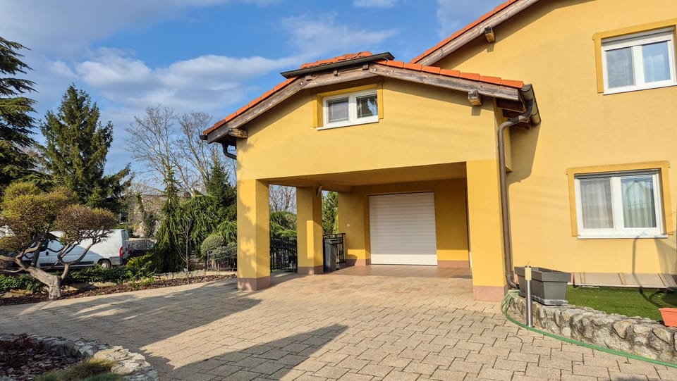 Property building, Garden, Garden view, Parking