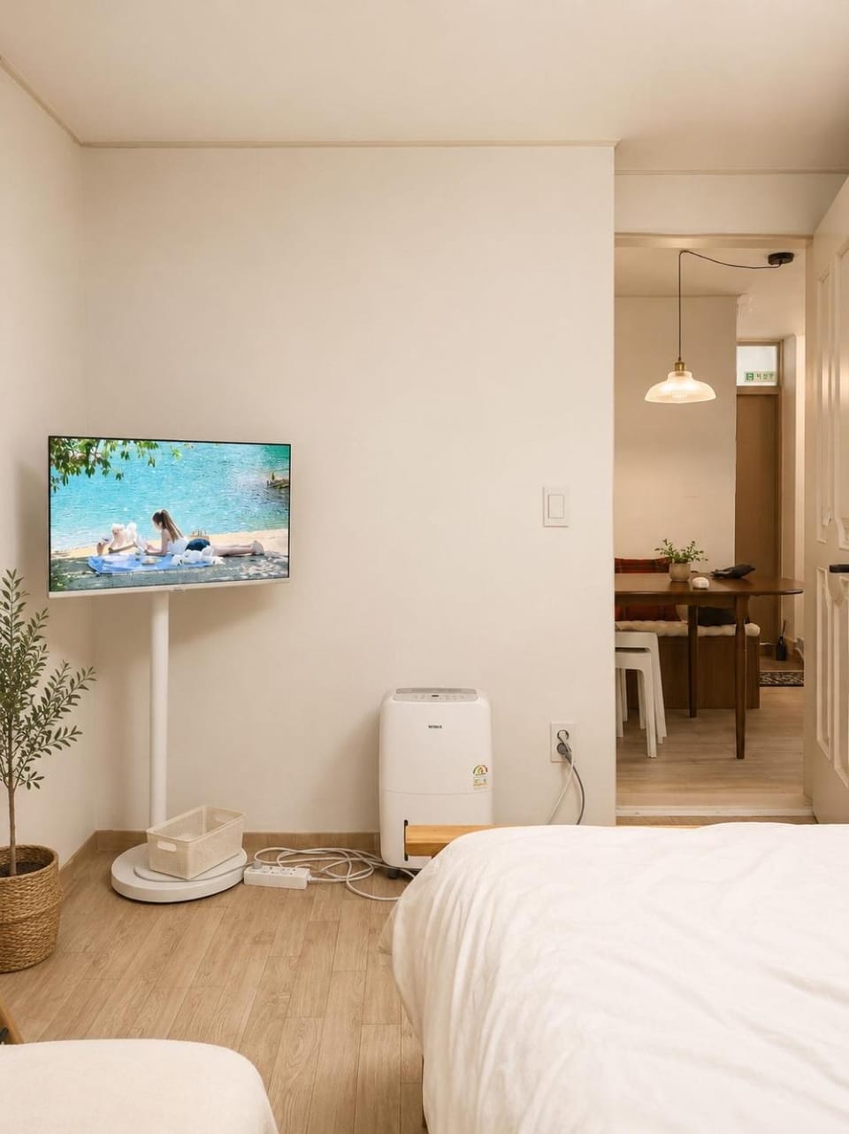 Seoul Station 5 min on foot Myeongdong 7 min DDP 10 min Seongsu 15 min Gangnam 20 min Apartment in Seoul