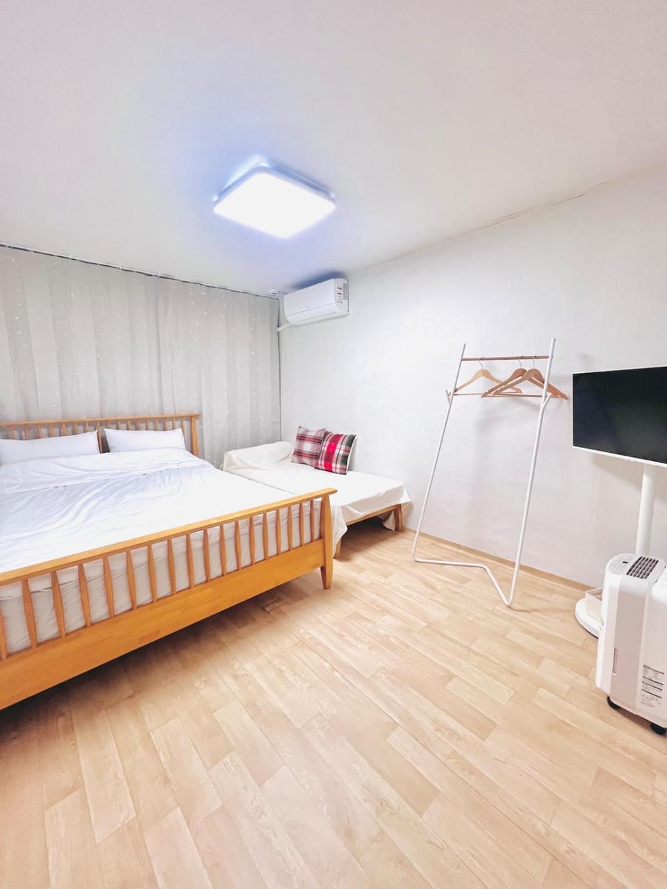 Seoul Station 5 min on foot Myeongdong 7 min DDP 10 min Seongsu 15 min Gangnam 20 min Apartment in Seoul