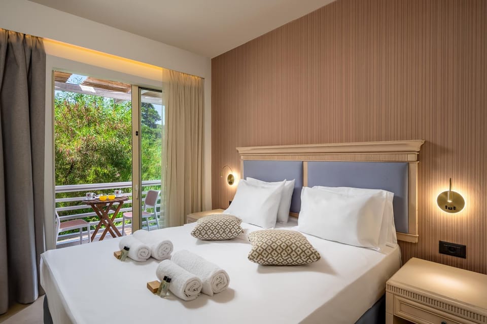 Bed, Photo of the whole room, Bedroom, towels