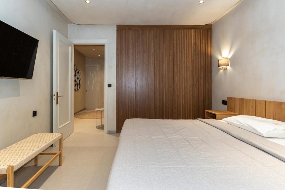Bed, Bedroom, flat iron, wardrobe, air conditioner