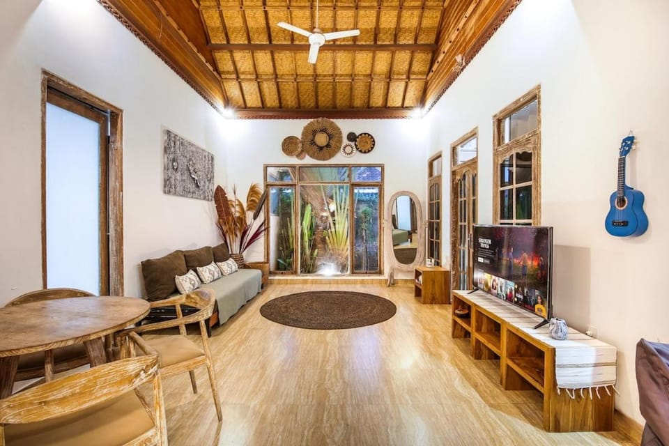 Legian Beach Villa - 3-room open villa, private pool, near the beach, Netflix Villa in Kuta