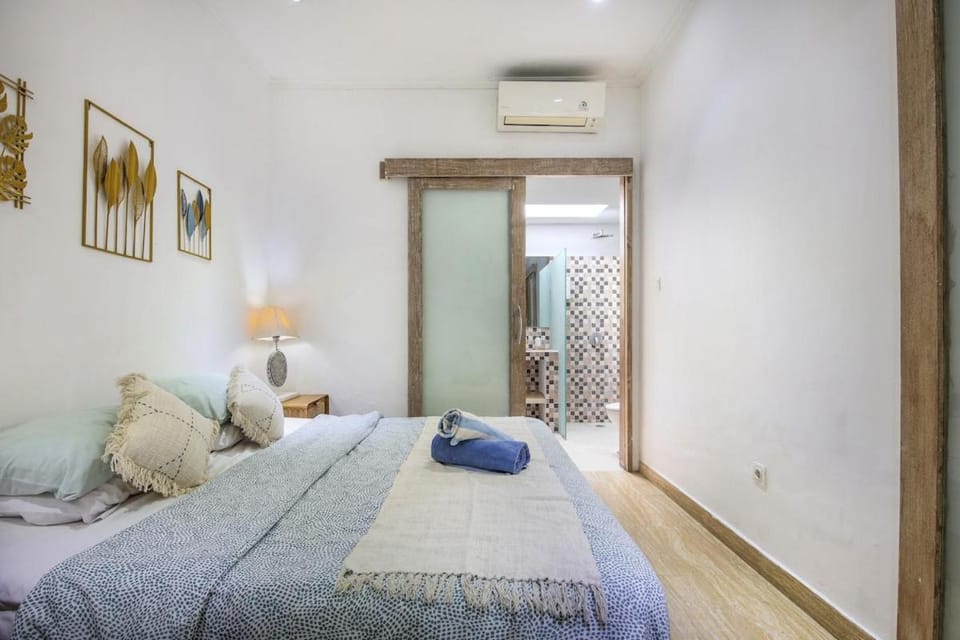 Legian Beach Villa - 3-room open villa, private pool, near the beach, Netflix Villa in Kuta