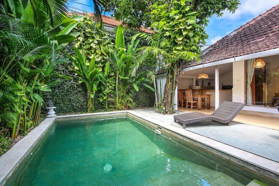 Legian Beach Villa - 3-room open villa, private pool, near the beach, Netflix Villa in Kuta