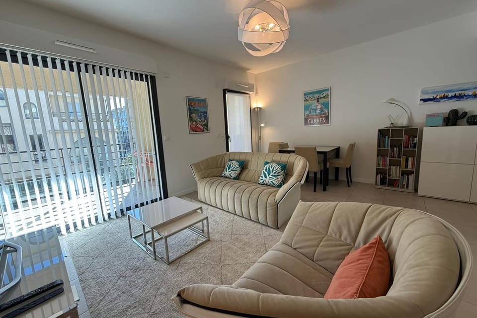 Superb apartment for 4 Sea view & terrace Private parking Apartment in Antibes
