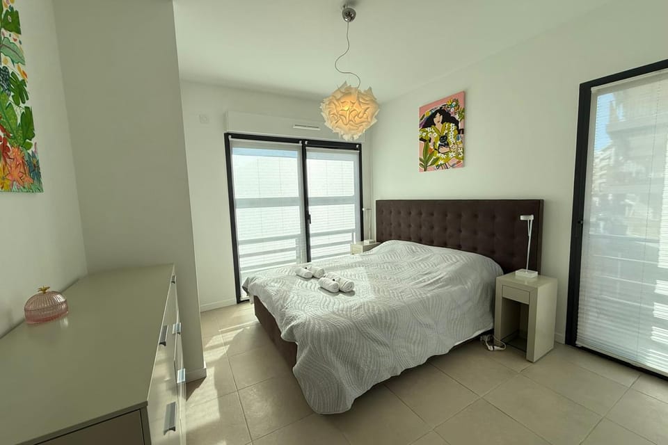 Superb apartment for 4 Sea view & terrace Private parking Apartment in Antibes