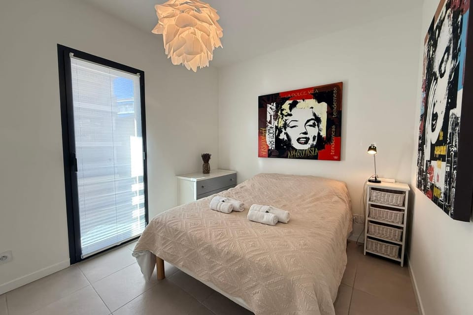 Superb apartment for 4 Sea view & terrace Private parking Apartment in Antibes