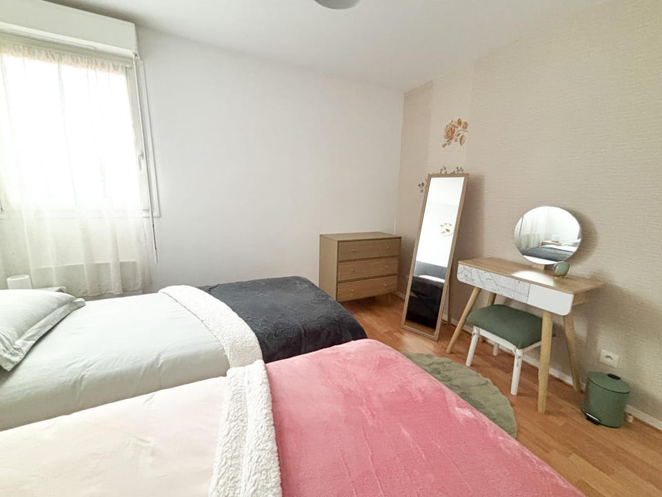 Bed, Photo of the whole room, Bedroom, hair dresser