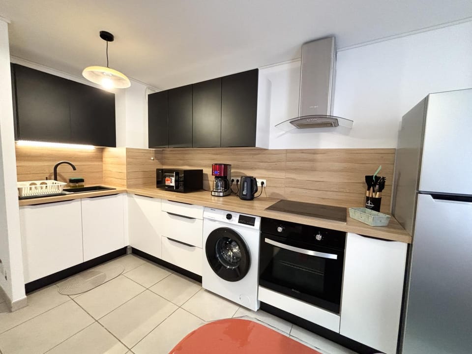 Coffee/tea facilities, Kitchen or kitchenette, dishwasher, oven, stove, toaster, washing machine
