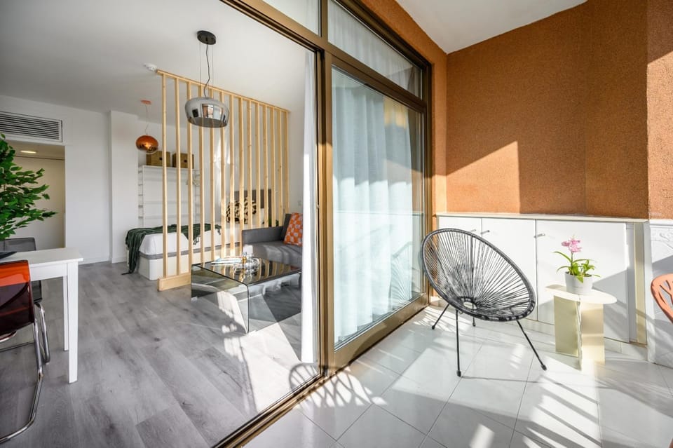 Living room, Dining area, internet