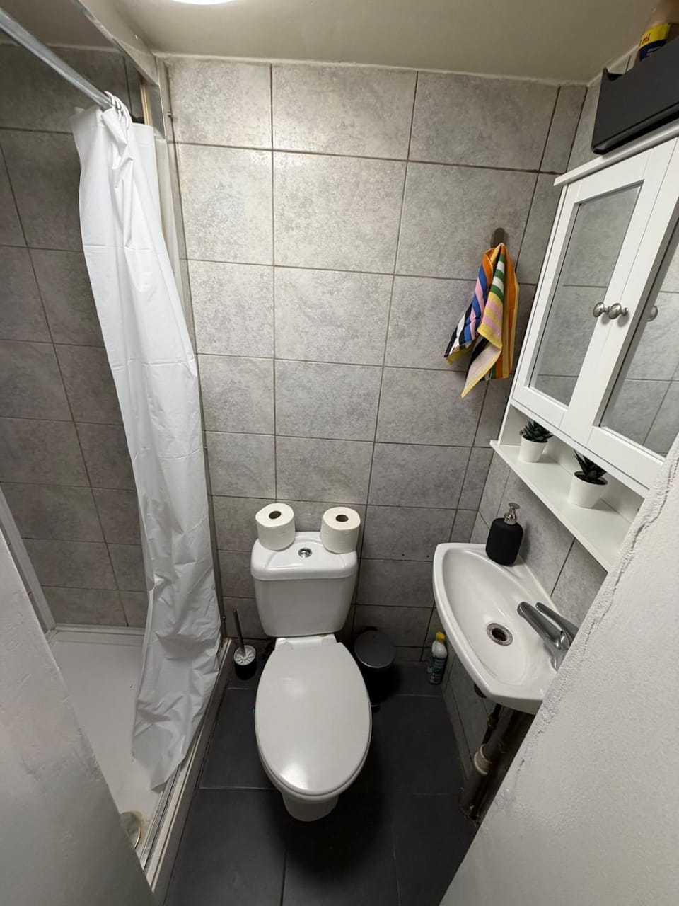 Earls Court and Central Studio Flat Apartment in City of Westminster