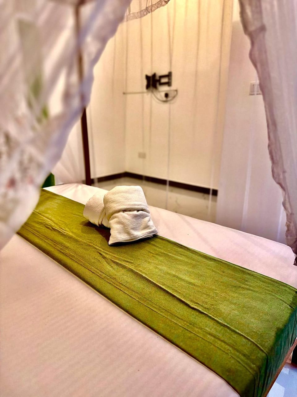 Bed, Bedroom, towels