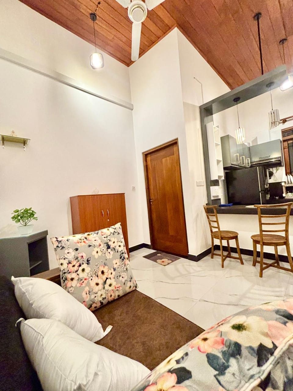 Kitchen or kitchenette, Seating area, Dining area