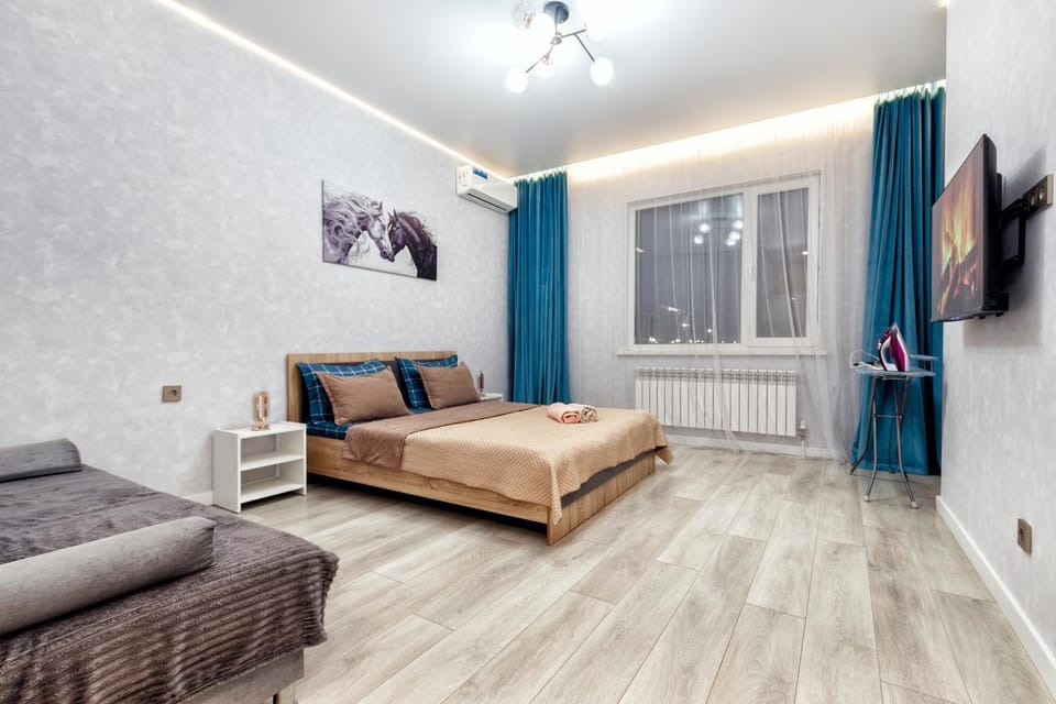 Bed, TV and multimedia, Living room, Photo of the whole room, Seating area, Bedroom
