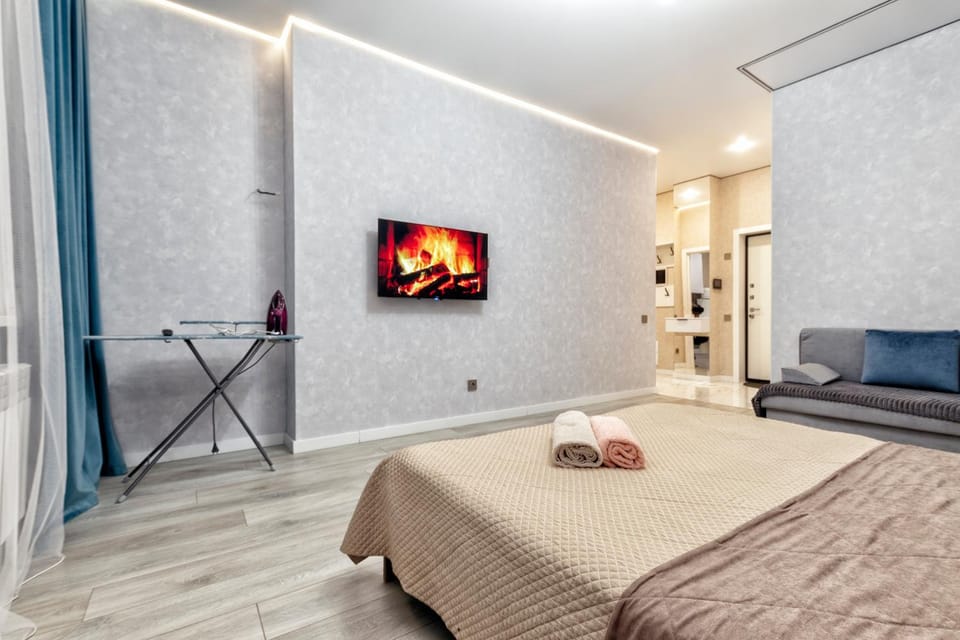 Bed, TV and multimedia, Photo of the whole room, Bedroom, towels