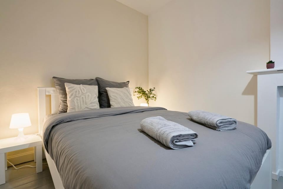 Bed, Bedroom, heating, towels