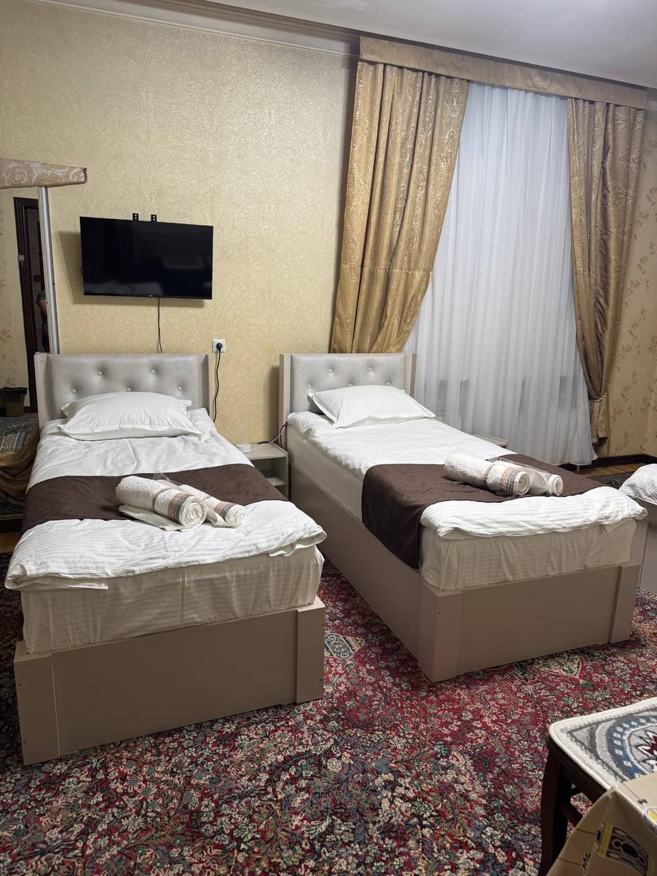 Bed, TV and multimedia, Photo of the whole room, Bedroom, towels