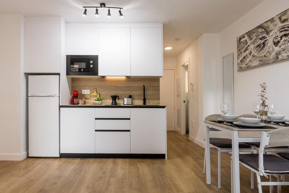 Kitchen or kitchenette, Dining area, oven, stove